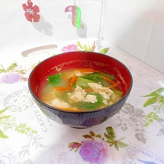 冷凍豆腐と小松菜の味噌汁